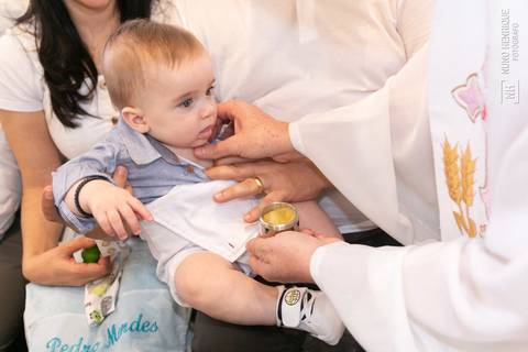 Cerimônia de batizado do Pedro Mendes realizada na Paróquia Nossa Senhora da Esperança, no bairro de Moema em São Paulo.'