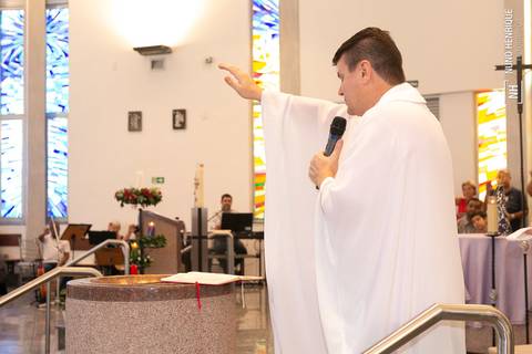 Cerimônia de batizado do Pedro Mendes realizada na Paróquia Nossa Senhora da Esperança, no bairro de Moema em São Paulo.'