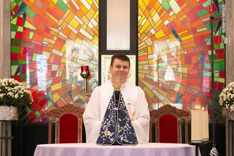 Cerimônia de batizado do Pedro Mendes realizada na Paróquia Nossa Senhora da Esperança, no bairro de Moema em São Paulo.'