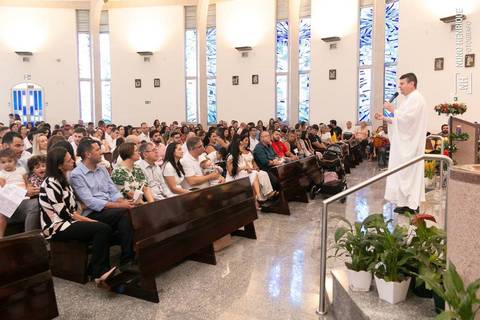 Cerimônia de batizado do Pedro Mendes realizada na Paróquia Nossa Senhora da Esperança, no bairro de Moema em São Paulo.'