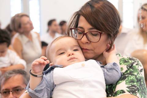 Cerimônia de batizado do Pedro Mendes realizada na Paróquia Nossa Senhora da Esperança, no bairro de Moema em São Paulo.'
