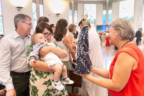 Cerimônia de batizado do Pedro Mendes realizada na Paróquia Nossa Senhora da Esperança, no bairro de Moema em São Paulo.'