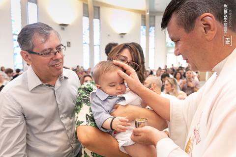 Cerimônia de batizado do Pedro Mendes realizada na Paróquia Nossa Senhora da Esperança, no bairro de Moema em São Paulo.'