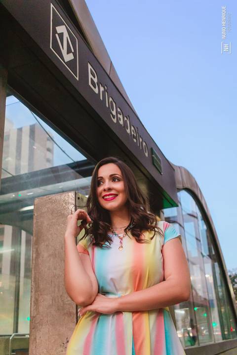 Ensaio fotográfico com a Dalete Furigo na saída da estação Brigadeiro do Metrô.'