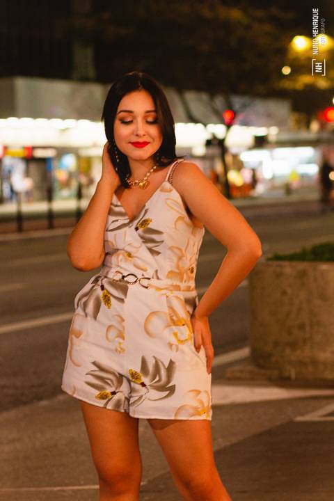 Ensaio fotográfico com a Cinthia Furigo na avenida Paulista, em São Paulo.'