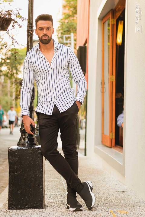 Ensaio com o modelo Thiago Oliveira na Rua Oscar Freire em São Paulo.'