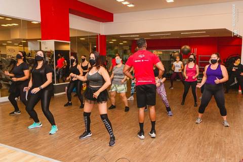 Aula de Fit Dance na Academia Inova Diadema, dentro do Shopping Praça da Moça.'