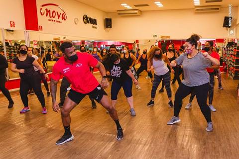 Aula de Fit Dance na Academia Inova Diadema, dentro do Shopping Praça da Moça.'