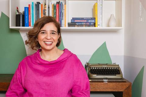 Retrato da escritora e professora Ana Holanda.'