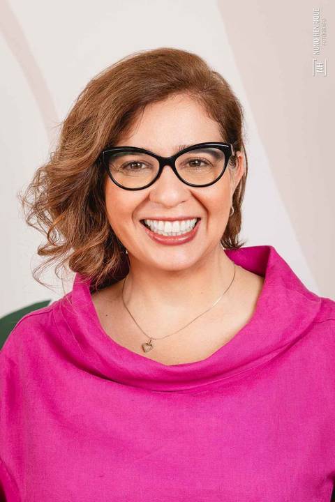 Retrato da escritora e professora Ana Holanda.'