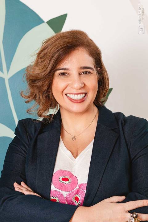 Retrato da escritora e professora Ana Holanda.'