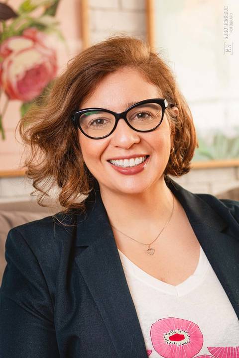 Retrato da escritora e professora Ana Holanda.'