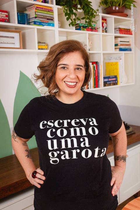 Retrato da escritora e professora Ana Holanda.'