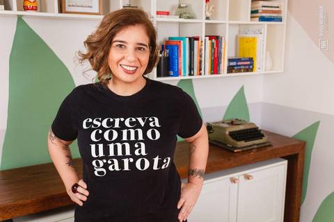 Retrato da escritora e professora Ana Holanda.'