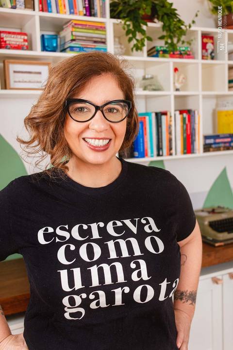 Retrato da escritora e professora Ana Holanda.'