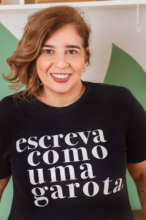 Retrato da escritora e professora Ana Holanda.'