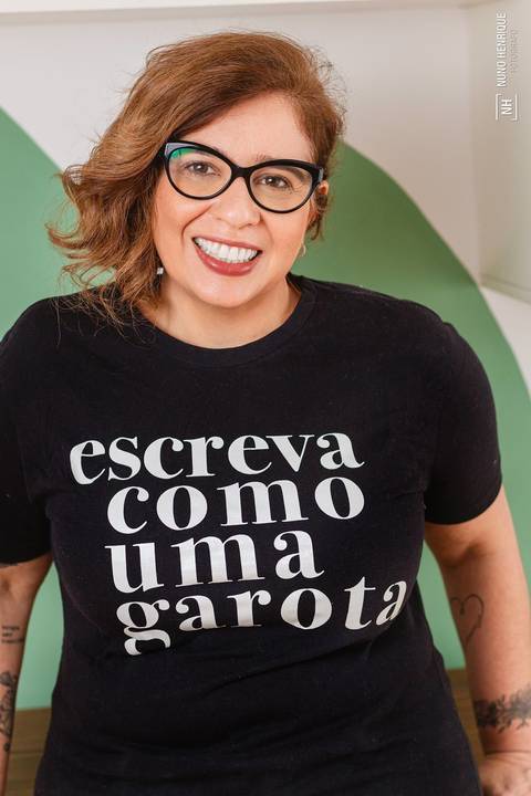 Retrato da escritora e professora Ana Holanda.'