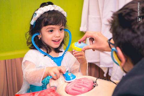 Aniversário infantil da Isabella Ota no Buffet Villa Dublin em São Paulo.'