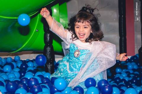 Aniversário infantil da Isabella Ota no Buffet Villa Dublin em São Paulo.'