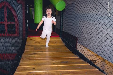 Aniversário infantil da Isabella Ota no Buffet Villa Dublin em São Paulo.'