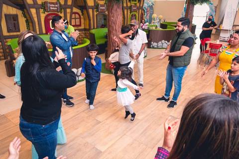 Aniversário infantil da Isabella Ota no Buffet Villa Dublin em São Paulo.'