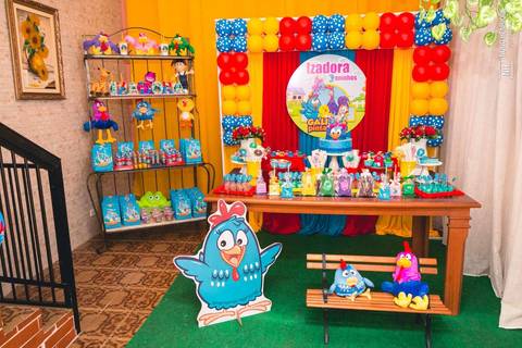 Festa de aniversário de 3 anos da Izadora com o tema da Galinha Pintadinha.'
