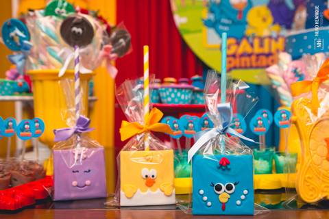 Festa de aniversário de 3 anos da Izadora com o tema da Galinha Pintadinha.'