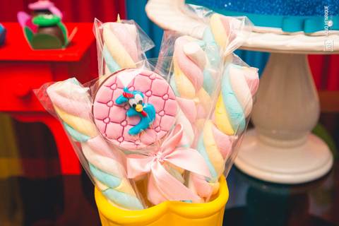 Festa de aniversário de 3 anos da Izadora com o tema da Galinha Pintadinha.'