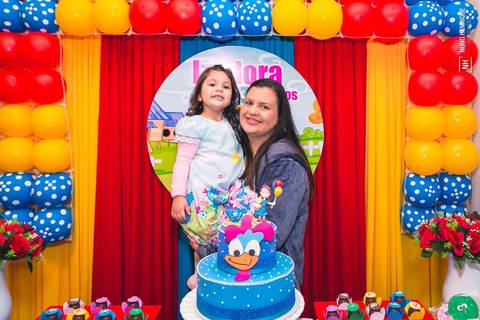 Festa de aniversário de 3 anos da Izadora com o tema da Galinha Pintadinha.'
