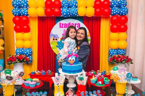 Festa de aniversário de 3 anos da Izadora com o tema da Galinha Pintadinha.'