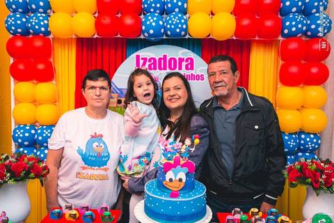 Festa de aniversário de 3 anos da Izadora com o tema da Galinha Pintadinha.'