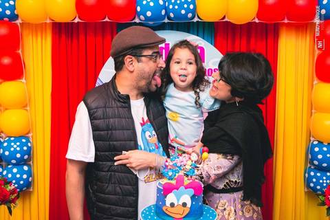 Festa de aniversário de 3 anos da Izadora com o tema da Galinha Pintadinha.'