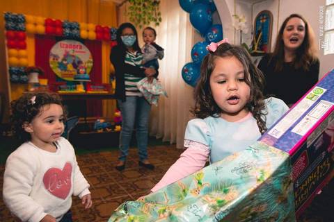 Festa de aniversário de 3 anos da Izadora com o tema da Galinha Pintadinha.'