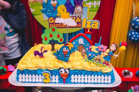 Festa de aniversário de 3 anos da Izadora com o tema da Galinha Pintadinha.'
