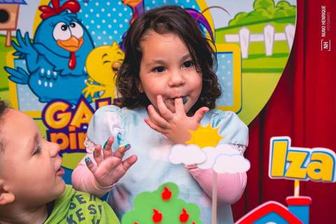 Festa de aniversário de 3 anos da Izadora com o tema da Galinha Pintadinha.'