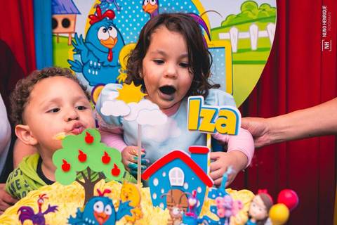 Festa de aniversário de 3 anos da Izadora com o tema da Galinha Pintadinha.'