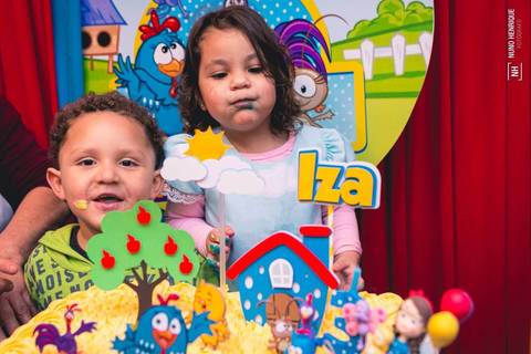 Festa de aniversário de 3 anos da Izadora com o tema da Galinha Pintadinha.'