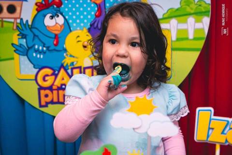 Festa de aniversário de 3 anos da Izadora com o tema da Galinha Pintadinha.'