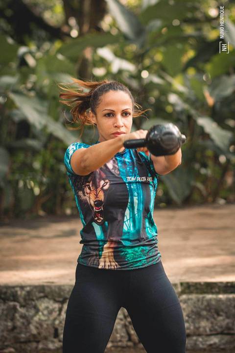 Personal trainer Ioana Kasma treinando no Parque do Piqueri, na cidade de São Paulo.'