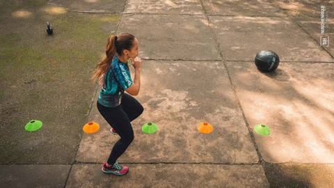 Personal trainer Ioana Kasma treinando no Parque do Piqueri, na cidade de São Paulo.'