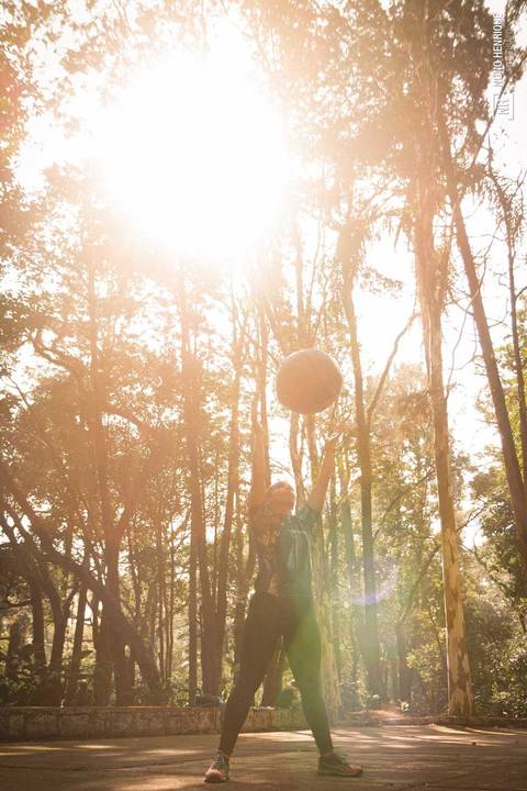 Personal trainer Ioana Kasma treinando no Parque do Piqueri, na cidade de São Paulo.'