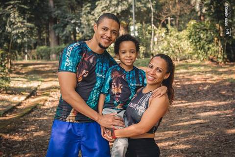 Retrato da personal trainer Ioana Kasma e do seu marido Otton Teixeira e o filho Heitor no Parque do Piqueri, na cidade de São Paulo.'