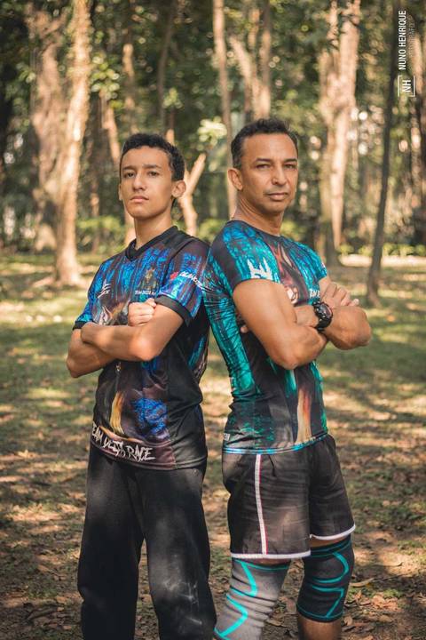 Retrato do Saulo Mukaju com seu filho no Parque do Piqueri, na cidade de São Paulo. '