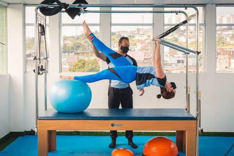 Sessão de fotos para banco de imagem do personal trainer Davids Lima dando aula no estúdio de pilates Aptus Fit.'