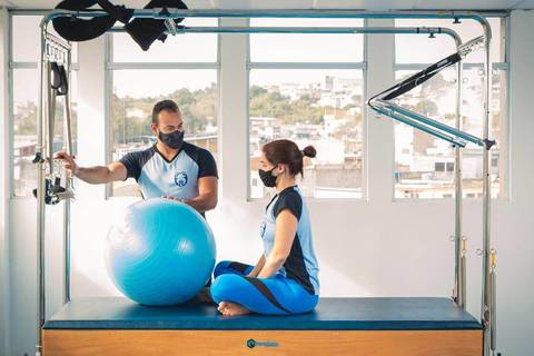Sessão de fotos para banco de imagem do personal trainer Davids Lima dando aula no estúdio de pilates Aptus Fit.'