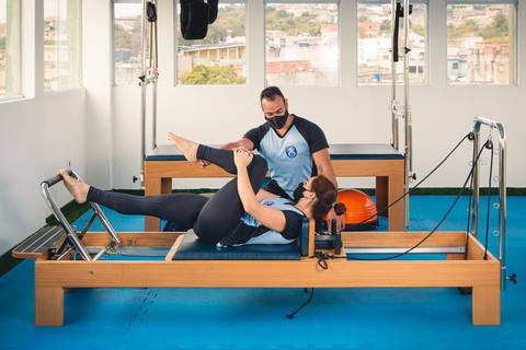 Sessão de fotos para banco de imagem do personal trainer Davids Lima dando aula no estúdio de pilates Aptus Fit.'