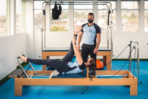 Sessão de fotos para banco de imagem do personal trainer Davids Lima dando aula no estúdio de pilates Aptus Fit.'