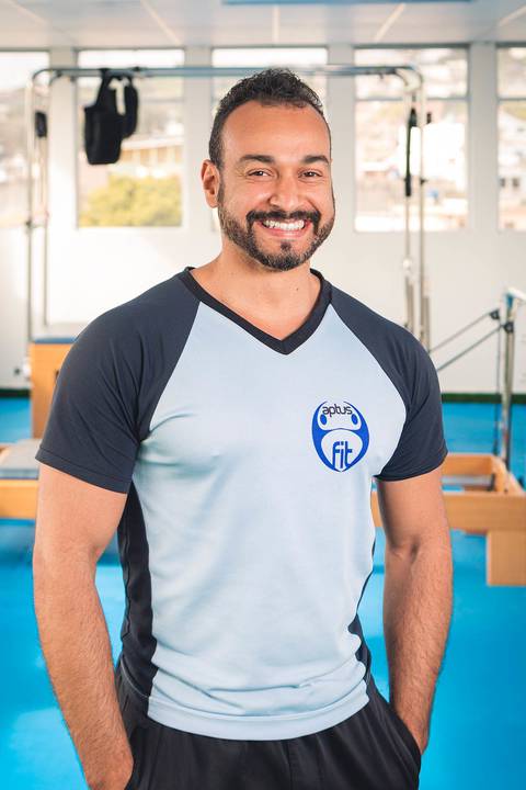 Retrato corporativo do personal trainer Davids Lima, do estúdio de pilates Aptus Fit.'