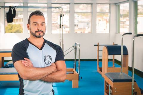 Retrato corporativo do personal trainer Davids Lima, do estúdio de pilates Aptus Fit.'