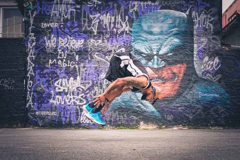 Ensaio esportivo de calistenia com o Hugo Workout no Beco do Batman, em São Paulo.'